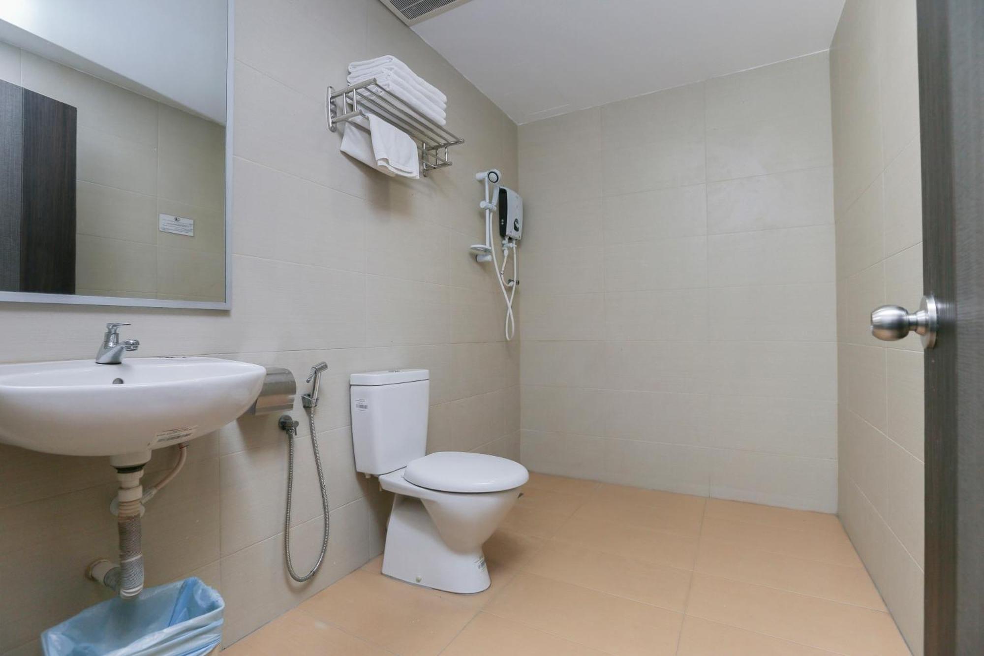 קוקופ Oyo 89915 East Mount Hotel מראה חיצוני תמונה